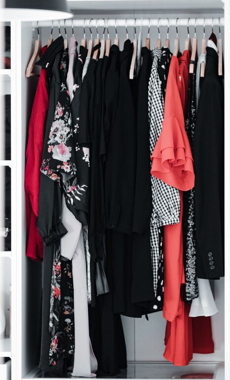 How to Store Seasonal Clothes Efficiently: Tips for a Clutter-Free Closet