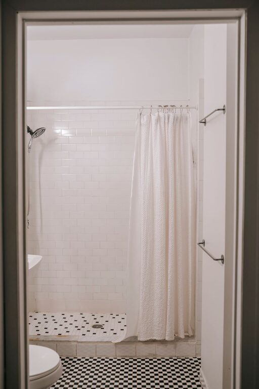 How to Create a Minimalist Bathroom Setup: Simple and Stylish Tips